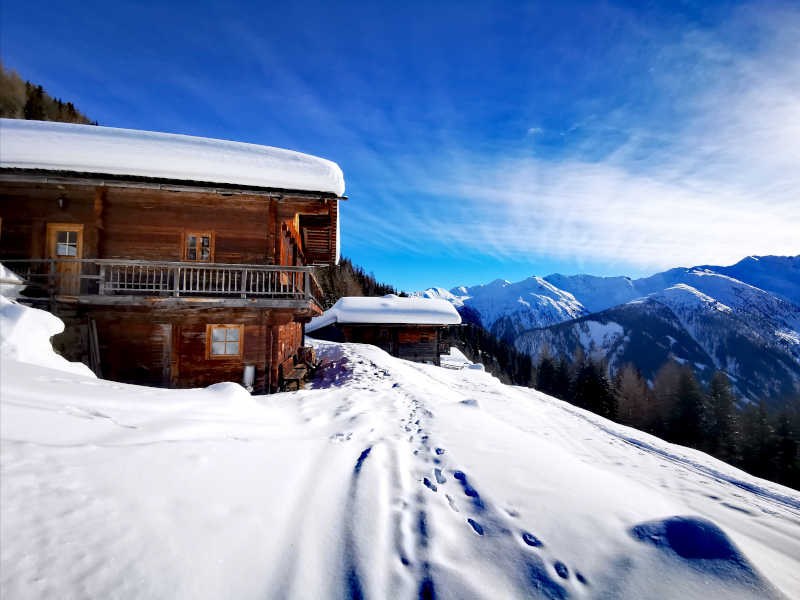 Freizeit - Winterfreizeit - Schneeschuhwandern - Symbolfoto